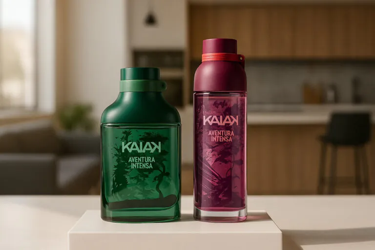 Dois perfumes Kaiak Aventura Intensa da Natura, um verde e um roxo, estão sobre uma superfície branca em uma sala de estar moderna com uma cozinha americana, iluminada pela luz do sol.