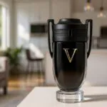 Paco Rabanne Invictus Victory em uma superfície branca. Imagem de alta qualidade para anuncios