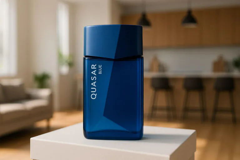 Frasco de perfume Quasar Blue de O Boticário em destaque sobre uma caixa clara, com fundo desfocado de sala de estar/cozinha moderna. Ideal para blogs sobre "Quasar tradicional", "perfume Quasar Blue" e "perfume Quasar".
